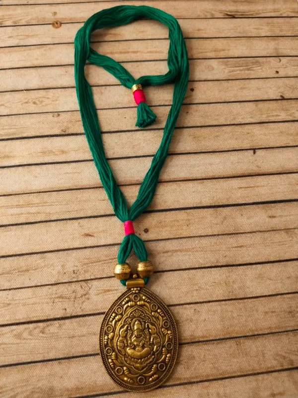 Goddess_Gold_Metal_Pendant_Necklace_For_Women