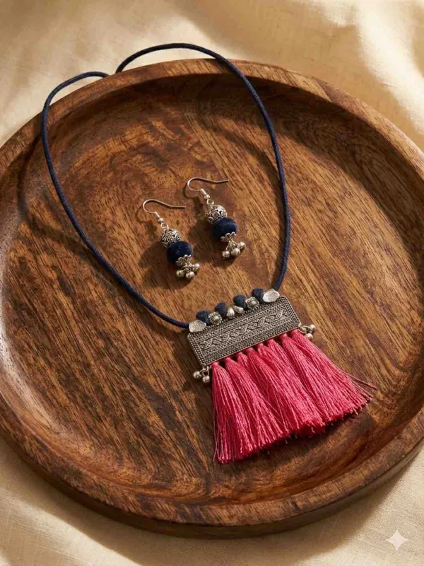 Black_Thread_Pink_Tassel_Necklace_For_Women