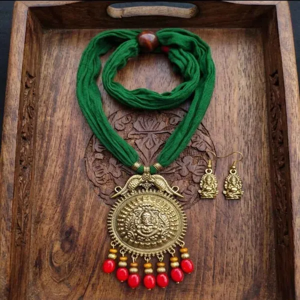 Green_Thread_Temple_Pendant_Necklace_For_Women