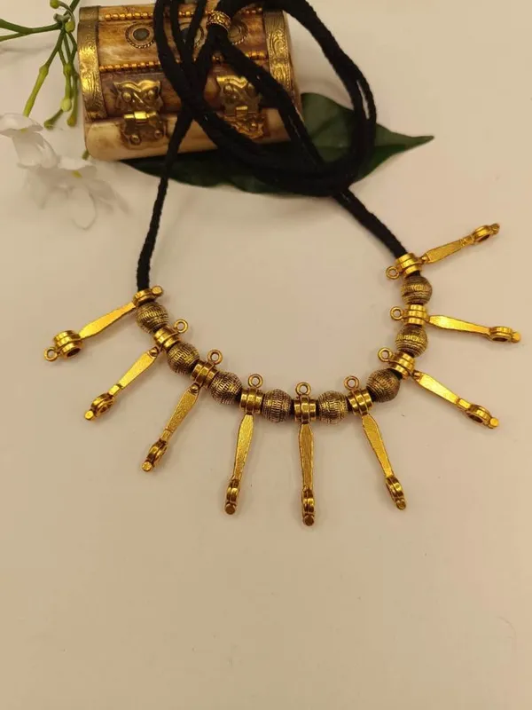 Gold_Metal_Spikes_Choker_Necklace_For_Women