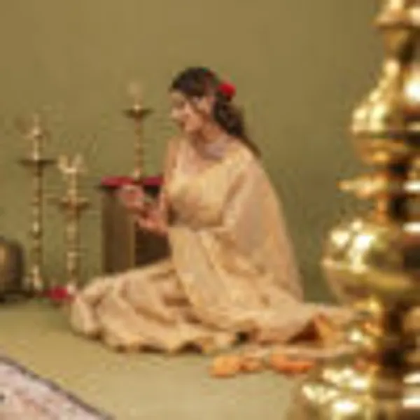 Golden_Tissue_Mul_Cotton_Hand_Woven_Saree_For_Women