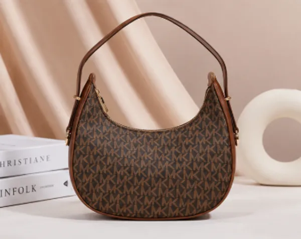 Classic_Brown_Signature_Shoulder_Bag