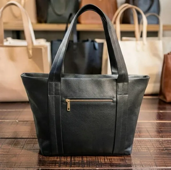 Women's_black_tote_bag