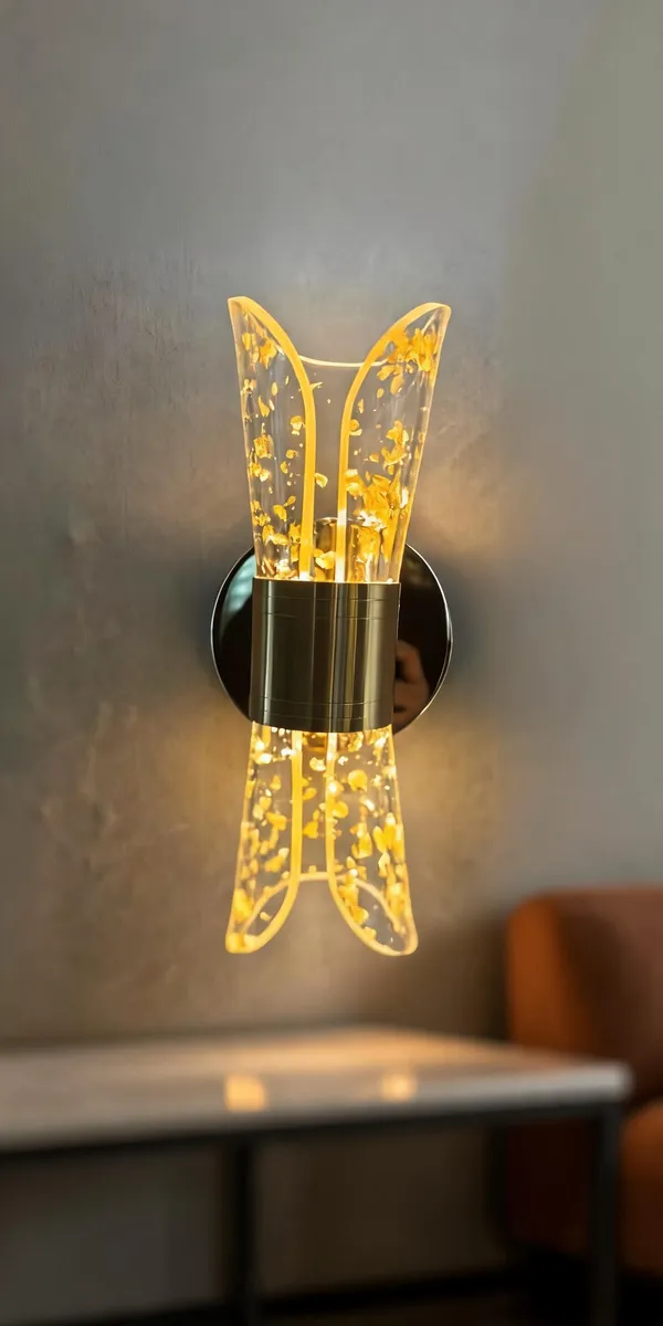 Acrylic_Metal_Contemporary_Curved_Blade_Wall_Light_Gold