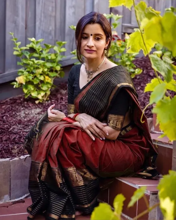 Maroon_With_Black_Border_Gold_Zari_Aradhana_Narayanapet_Pure_Cotton_Saree_With_Running_Blouse_Piece_Same_As_Saree_Color_For_Women