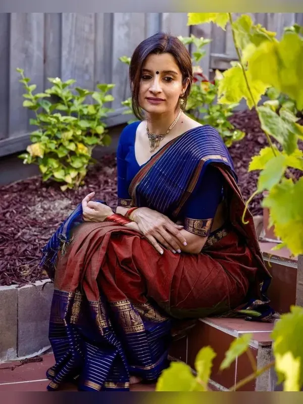 Maroon_With_Blue_Border_Gold_Zari_Aradhana_Narayanapet_Pure_Cotton_Saree_With_Running_Blouse_Piece_Same_As_Saree_Color_For_Women