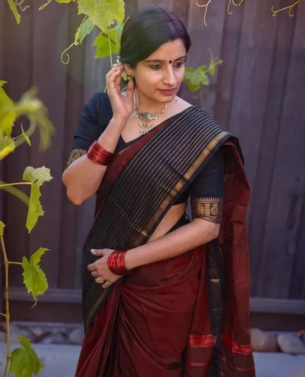 Maroon_With_Black_Border_Gold_Zari_Aradhana_Narayanapet_Pure_Cotton_Saree_With_Running_Blouse_Piece_Same_As_Saree_Color_For_Women