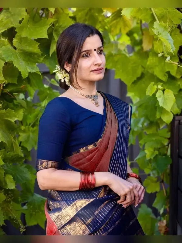 Maroon_With_Blue_Border_Gold_Zari_Aradhana_Narayanapet_Pure_Cotton_Saree_With_Running_Blouse_Piece_Same_As_Saree_Color_For_Women