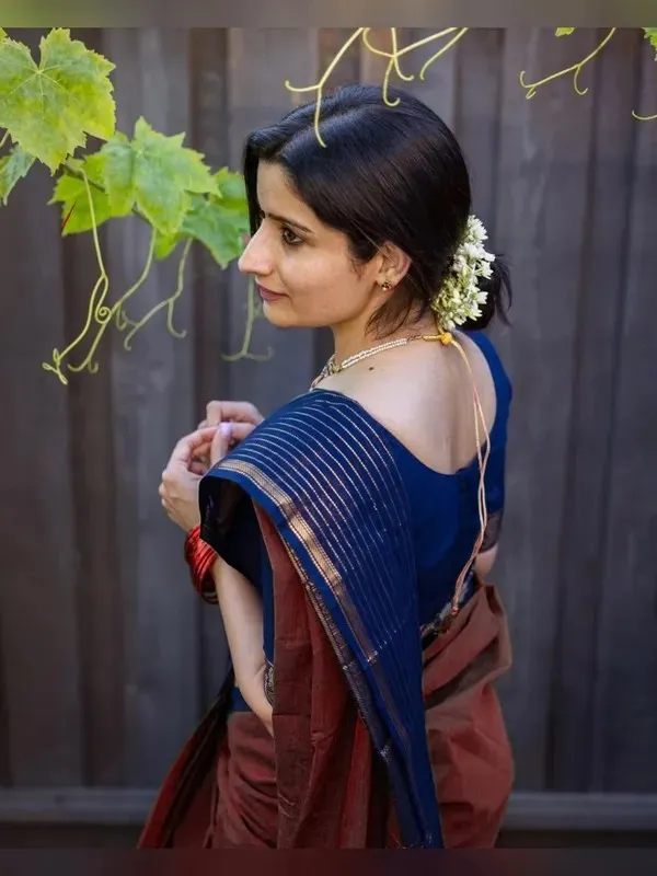 Maroon_With_Blue_Border_Gold_Zari_Aradhana_Narayanapet_Pure_Cotton_Saree_With_Running_Blouse_Piece_Same_As_Saree_Color_For_Women