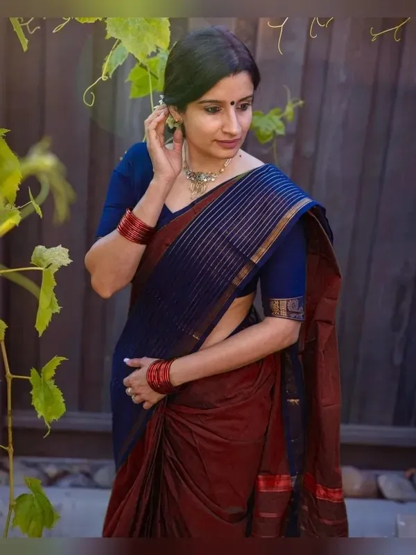 Maroon_With_Blue_Border_Gold_Zari_Aradhana_Narayanapet_Pure_Cotton_Saree_With_Running_Blouse_Piece_Same_As_Saree_Color_For_Women