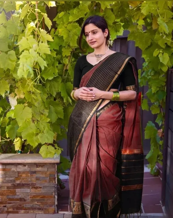 Maroon_With_Black_Border_Gold_Zari_Aradhana_Narayanapet_Pure_Cotton_Saree_With_Running_Blouse_Piece_Same_As_Saree_Color_For_Women