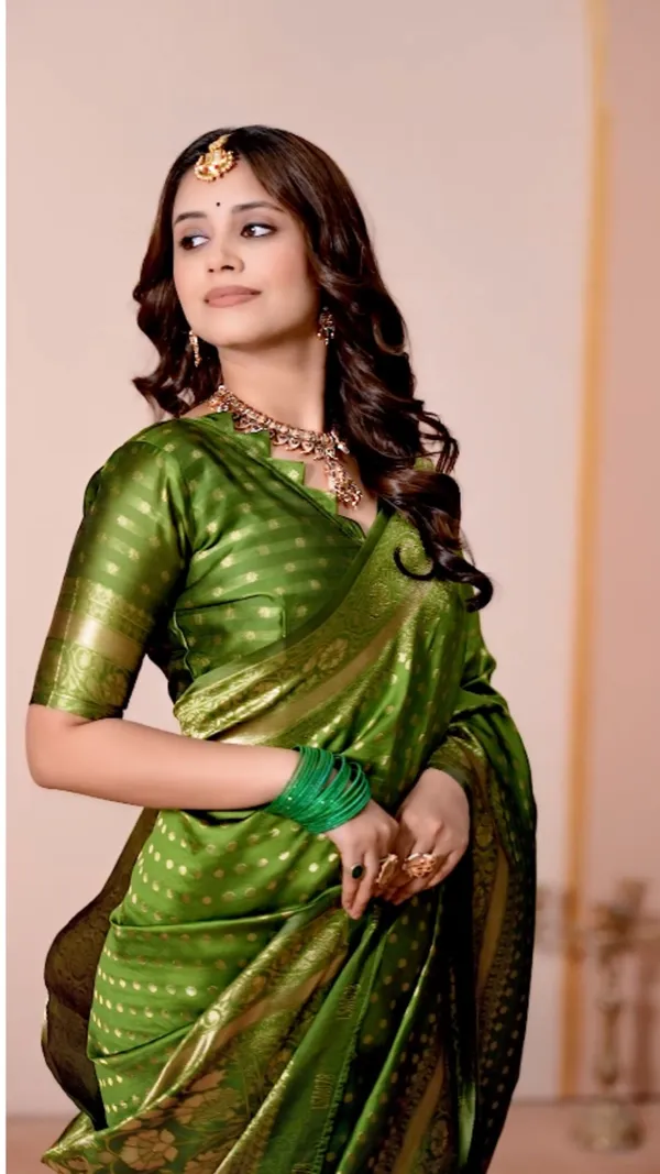 Banarasi_Style_Green_Silk_Saree_with_Golden_Buti,_Floral_Woven_Border_&_Rich_Designer_Pallu