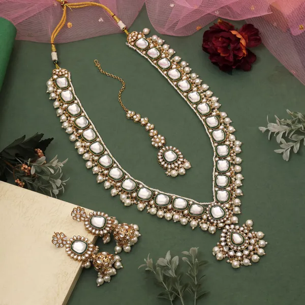 Beautiful_White_Kundan_Necklace_Set_With_Pearl_Detailing,_Jhumka_Earrings_&_Maang_Tikka_for_Bridal_&_Festive_Wear