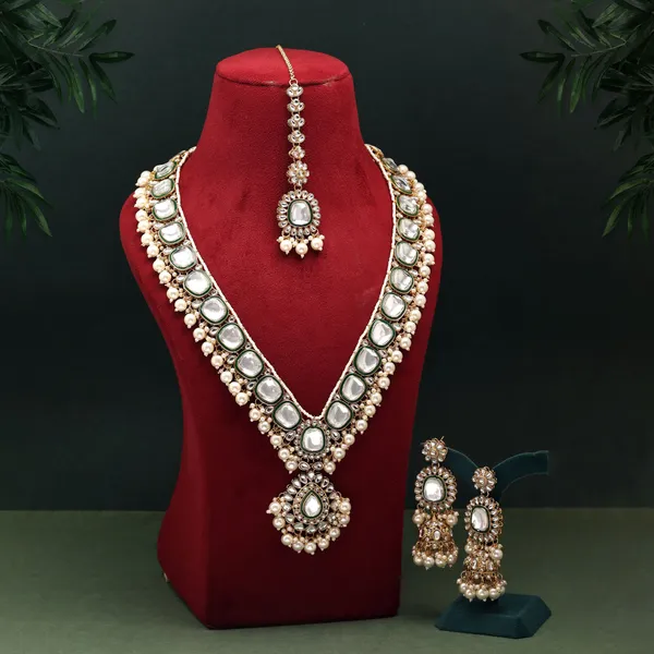 Beautiful_White_Kundan_Necklace_Set_With_Pearl_Detailing,_Jhumka_Earrings_&_Maang_Tikka_for_Bridal_&_Festive_Wear