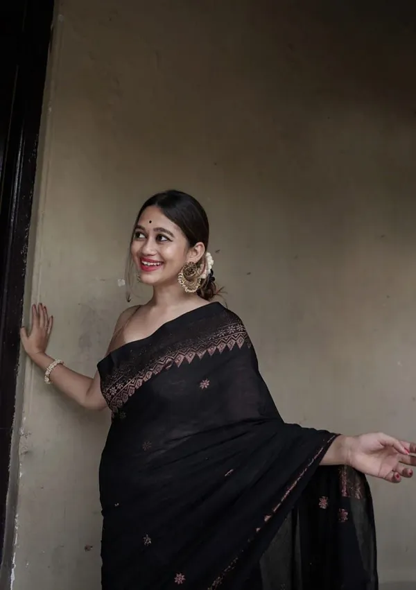 Black_Lichi_Silk_Saree_with_Traditional_Jacquard_Border_&_Exclusive_Blouse