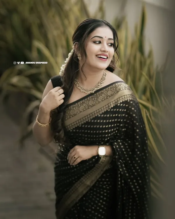 Black_&_Gold_Designer_Woven_Saree_with_Floral_Border_&_Elegant_Dotted_Motifs
