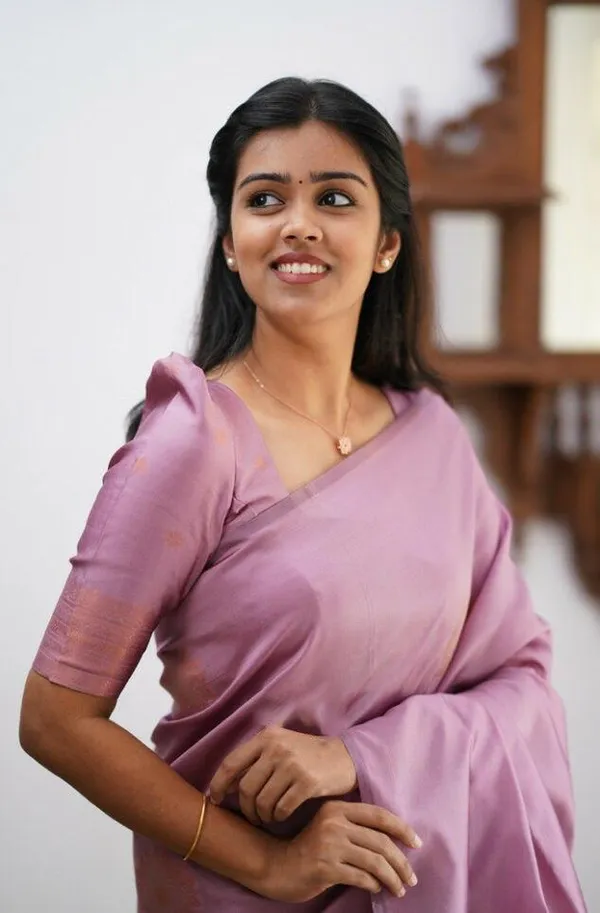 Blush_Pink_Soft_Lichi_Silk_Saree_with_Rich_Jacquard_Pallu_&_Beautiful_Zari_Work