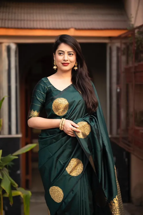 Bottle_Green_Soft_Lichi_Silk_Saree_with_Rich_Gold_Jacquard_Weaving_&_Designer_Pallu