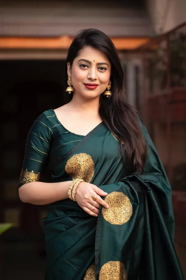 Bottle_Green_Soft_Lichi_Silk_Saree_with_Rich_Gold_Jacquard_Weaving_&_Designer_Pallu