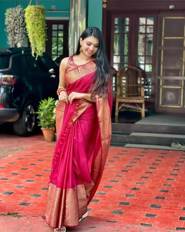 Crimson_Red_Lichi_Silk_Saree_with_All-Over_Jacquard_Work
