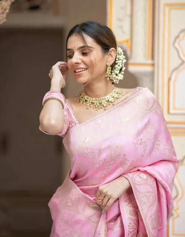 Elegant_Baby_Pink_Soft_Silk_Saree_with_Floral_Jacquard_Weaving_&_Designer_Pallu