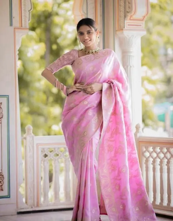Elegant_Baby_Pink_Soft_Silk_Saree_with_Floral_Jacquard_Weaving_&_Designer_Pallu
