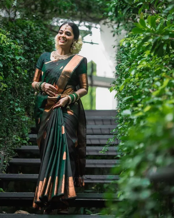Elegant_Black_Lichi_Silk_Saree_with_Rich_Jacquard_Pallu_&_Border