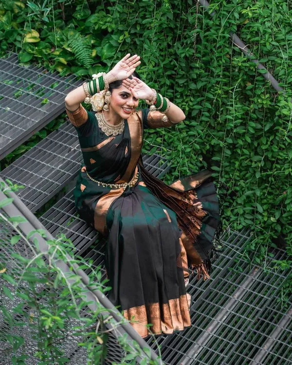 Elegant_Black_Lichi_Silk_Saree_with_Rich_Jacquard_Pallu_&_Border