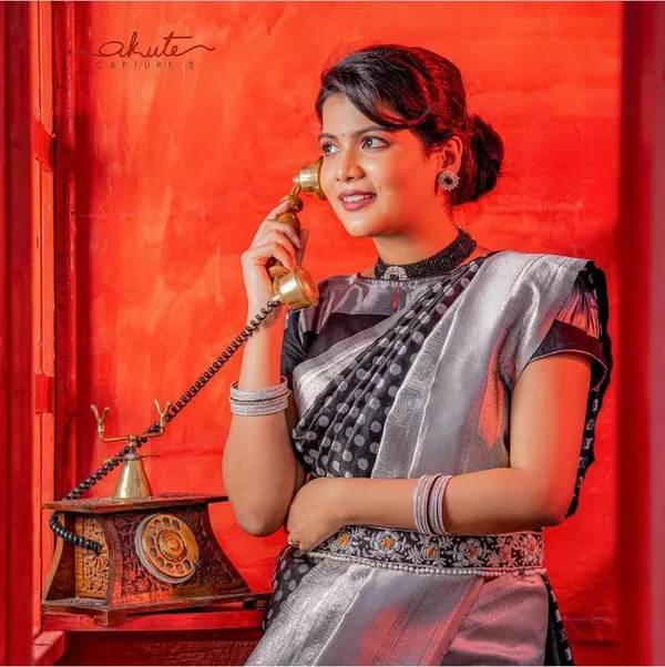 Elegant_Black_&_Silver_Polka_Dot_Soft_Lichi_Silk_Saree_with_Rich_Jacquard_Pallu