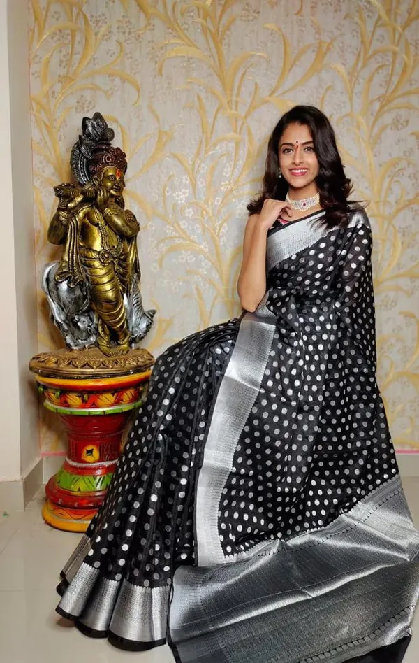 Elegant_Black_&_Silver_Polka_Dot_Soft_Lichi_Silk_Saree_with_Rich_Jacquard_Pallu