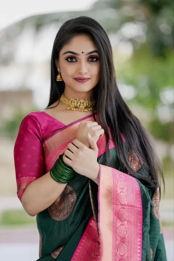 Elegant_Bottle_Green_Saree_with_Pink_Golden_Border_&_Rich_Circular_Woven_Motifs