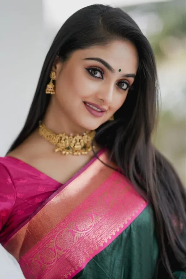 Elegant_Bottle_Green_Saree_with_Pink_Golden_Border_&_Rich_Circular_Woven_Motifs
