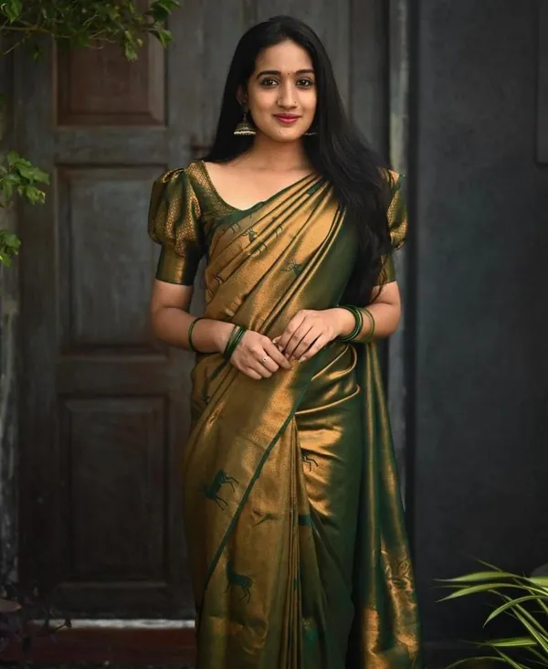Elegant_Bottle_Green_&_Antique_Gold_Soft_Lichi_Silk_Saree
