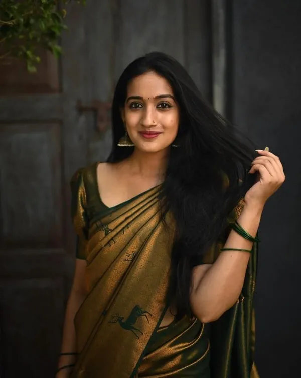 Elegant_Bottle_Green_&_Antique_Gold_Soft_Lichi_Silk_Saree