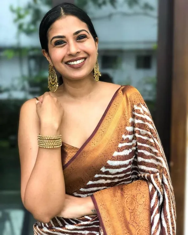 Elegant_Brown_Woven_Saree_with_Floral_Jacquard_Border_&_Striped_Designer_Pallu