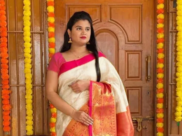 Elegant_Cream_Soft_Lichi_Silk_Saree_with_Rich_Peach_Pallu_&_Jacquard_Weaving