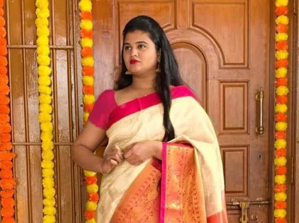 Elegant_Cream_Soft_Lichi_Silk_Saree_with_Rich_Peach_Pallu_&_Jacquard_Weaving