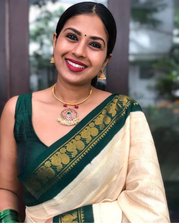 Elegant_Cream_&_Green_Lichi_Silk_Jacquard_Saree