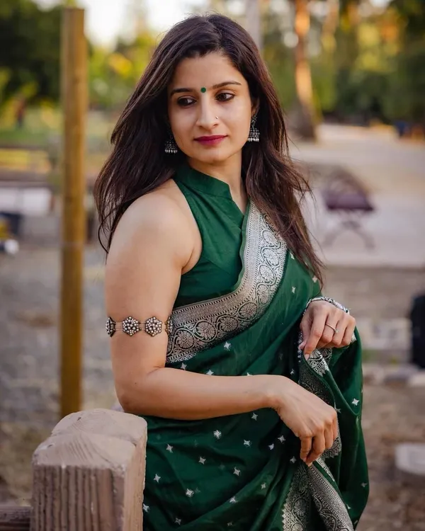 Elegant_Dark_Green_Lichi_Silk_Saree_with_Designer_Jacquard_Weave