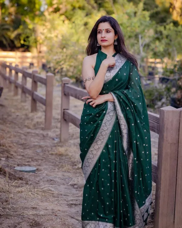 Elegant_Dark_Green_Lichi_Silk_Saree_with_Designer_Jacquard_Weave