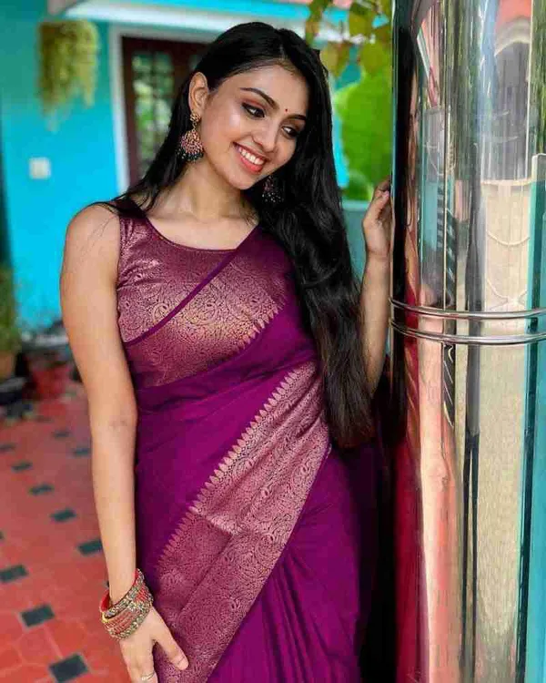 Elegant_Dark_Pink_Lichi_Silk_Saree_with_All-Over_Jacquard_Work
