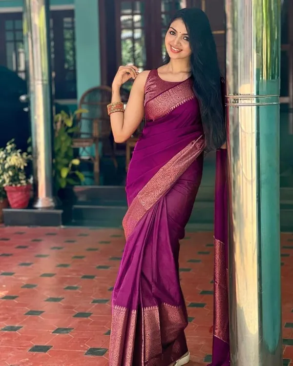 Elegant_Dark_Pink_Lichi_Silk_Saree_with_All-Over_Jacquard_Work