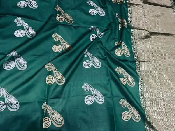 Elegant_Emerald_Green_Soft_Lichi_Silk_Saree_with_All-Over_Jacquard_Work_&_Rich_Pallu