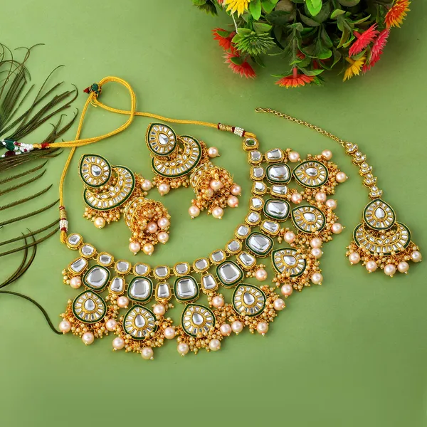Elegant_Gold_Kundan_Necklace_Set_With_Jhumka_Earrings_&_Maang_Tikka_For_Weddings_&_Festive_Occasions