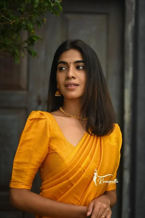 Elegant_Golden_Yellow_Lichi_Silk_Saree_with_All-Over_Jacquard_Weaving