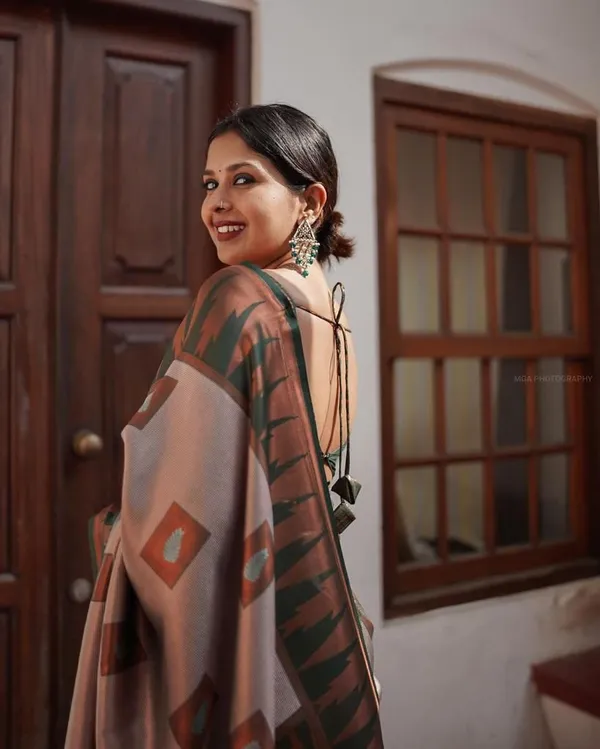 Elegant_Grey_Handloom_Saree_with_Tribal_Motif_Design,_Contrast_Border_&_Designer_Pallu