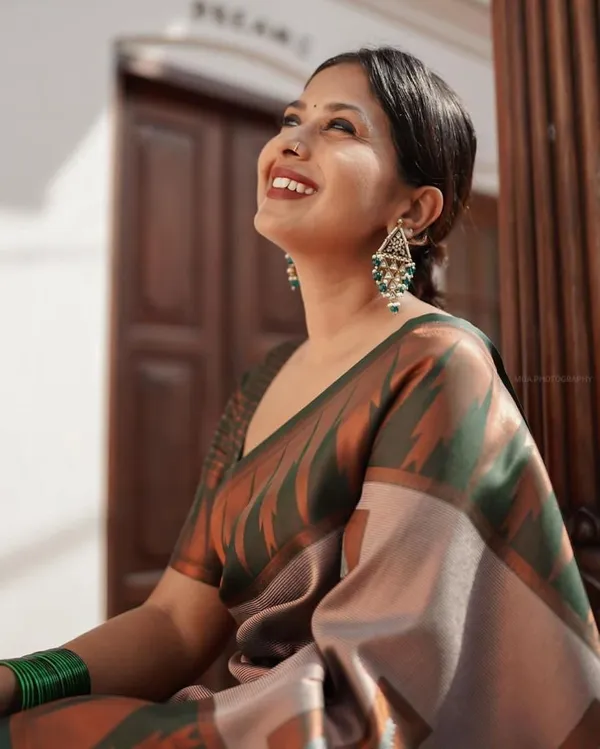 Elegant_Grey_Handloom_Saree_with_Tribal_Motif_Design,_Contrast_Border_&_Designer_Pallu