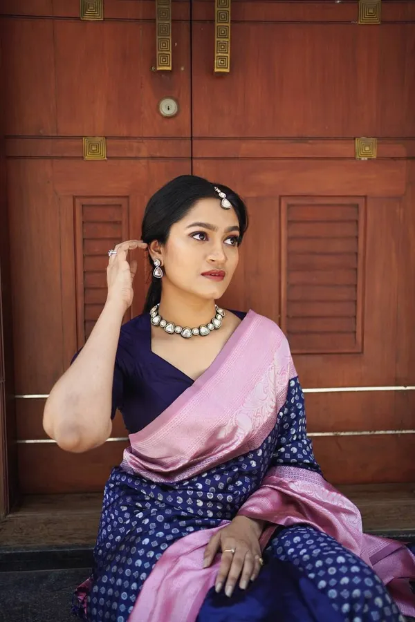 Elegant_Navy_Blue_Saree_with_Pink_Border_&_Printed_Motif_Design