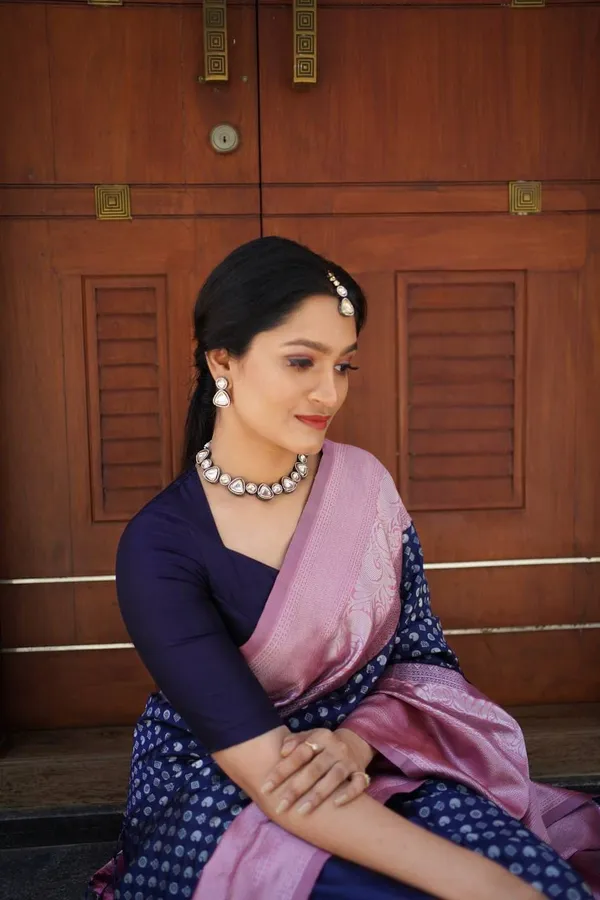 Elegant_Navy_Blue_Saree_with_Pink_Border_&_Printed_Motif_Design