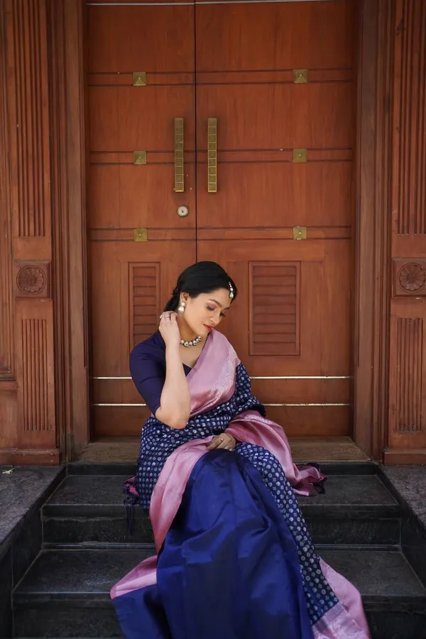 Elegant_Navy_Blue_Saree_with_Pink_Border_&_Printed_Motif_Design